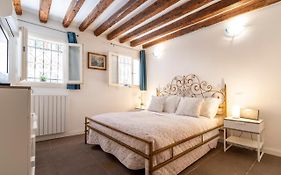 San Giacomo Pied-A-Terre House By Wonderful Italy
